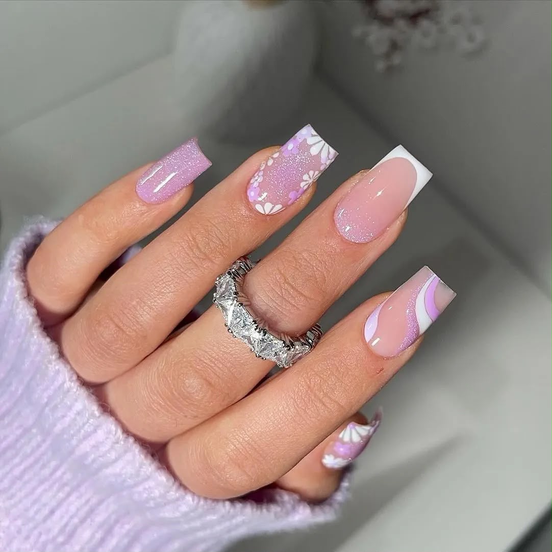 Firkantede negle i lyserød med glitter og blomsterdesign