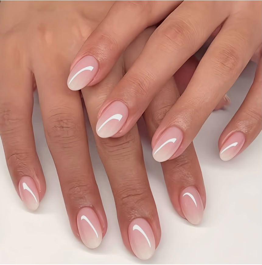 Ovale negle i naturlig nude med hvid detalje